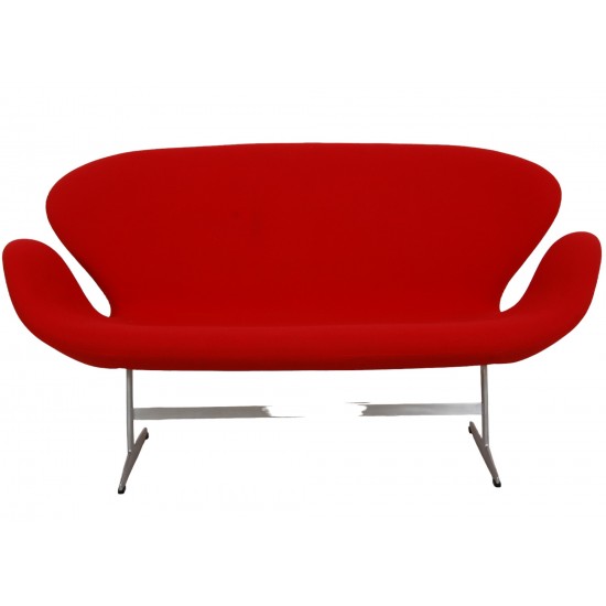 For Sale Arne Jacobsen Swan sofa in red fabric